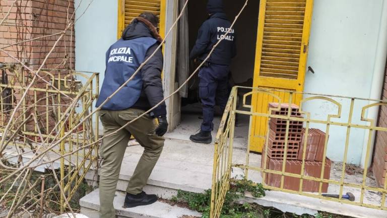 Rimini, controlli della Polizia locale negli edifici abbandonati Rimini, controlli della Polizia locale negli edifici abbandonati