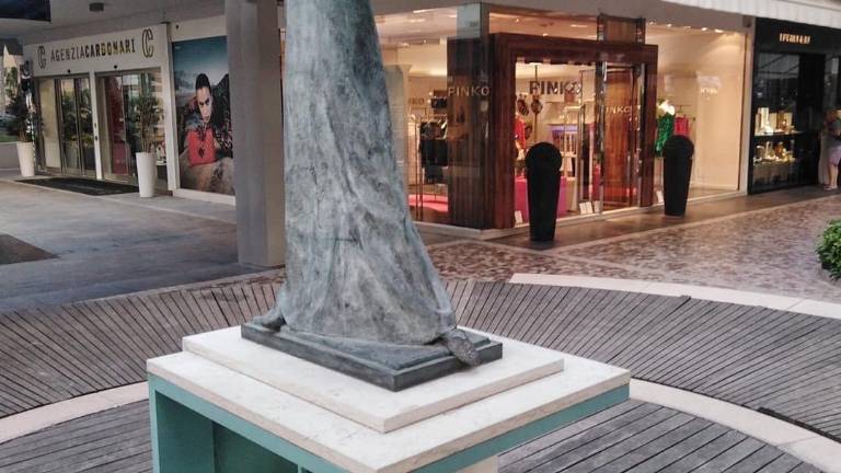 Milano Marittima, vandali danneggiano scultura in pieno centro Milano Marittima, vandali danneggiano scultura in pieno centro