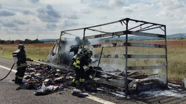 Imola, furgone a fuoco in autostrada. Intervengono i vigili del fuoco Imola, furgone a fuoco in autostrada. Intervengono i vigili del fuoco