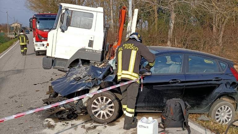 Incidente a Casemurate: violento impatto tra auto e autocarro Incidente a Casemurate: violento impatto tra auto e autocarro