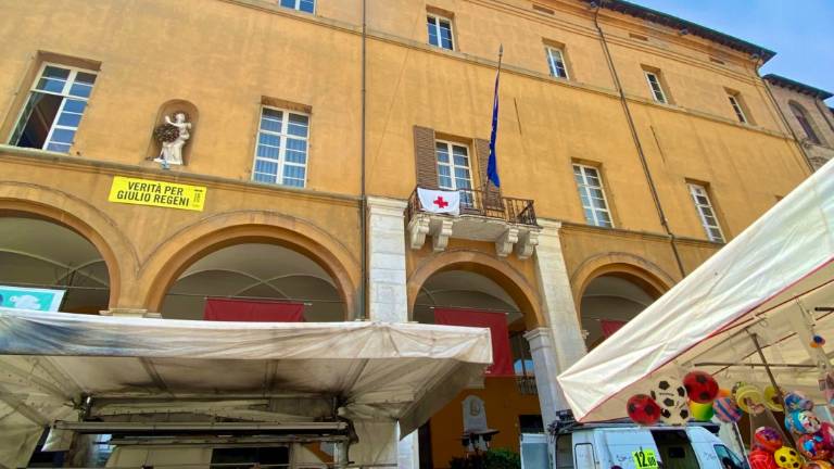 Cesena, in Comune la bandiera della Croce Rossa e la fontana Masini cambia colore Cesena, in Comune la bandiera della Croce Rossa e la fontana Masini cambia colore