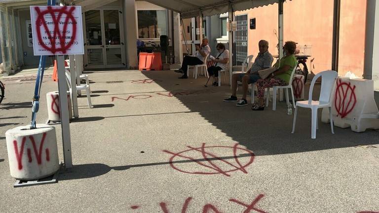 Ravenna, imbrattata da scritte no vax la sede vaccinale del Cmp Ravenna, imbrattata da scritte no vax la sede vaccinale del Cmp