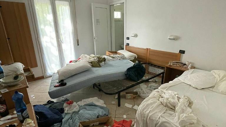Rimini, bivacchi, degrado e sporcizia: all'Hotel Dream si preparavano finte dosi di droga Rimini, bivacchi, degrado e sporcizia: all'Hotel Dream si preparavano finte dosi di droga