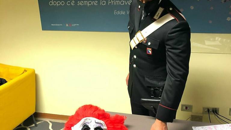 Minori assaltano il distributore di sigarette mascherati da clown Minori assaltano il distributore di sigarette mascherati da clown