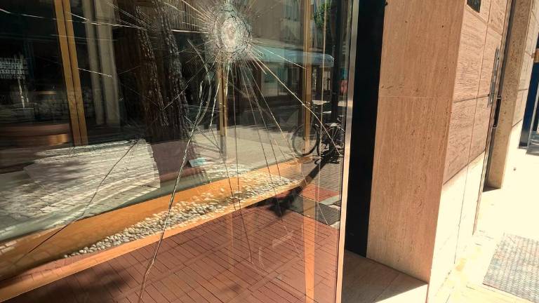 Riccione. Tentata spaccata in gioielleria con le mazze Riccione. Tentata spaccata in gioielleria con le mazze