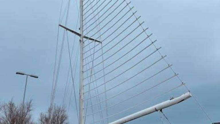 La grande vela alta 15 metri, sullo sperone della darsena La grande vela alta 15 metri, sullo sperone della darsena