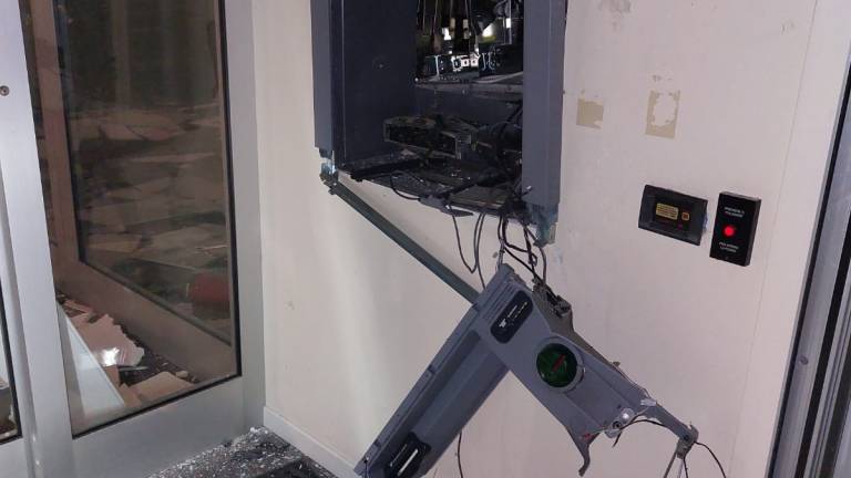 Bancomat fatto esplodere nella notte a Cesena: danni ingenti alla filiale di Banca Fideuram FOTOGALLERY Bancomat fatto esplodere nella notte a Cesena: danni ingenti alla filiale di Banca Fideuram FOTOGALLERY