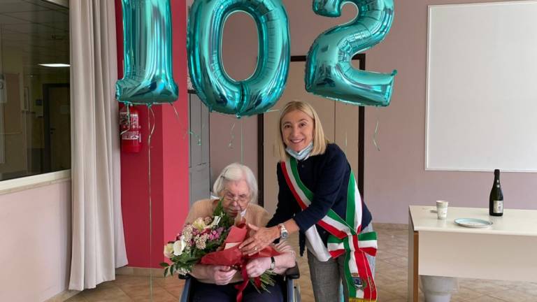 Cattolica, compie 102 anni Nerina Rotta, gli auguri della sindaca Cattolica, compie 102 anni Nerina Rotta, gli auguri della sindaca