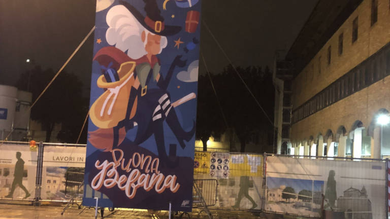 Cesena, dopo il Babbone Natalone, ecco la maxi-Befana in piazza Cesena, dopo il Babbone Natalone, ecco la maxi-Befana in piazza