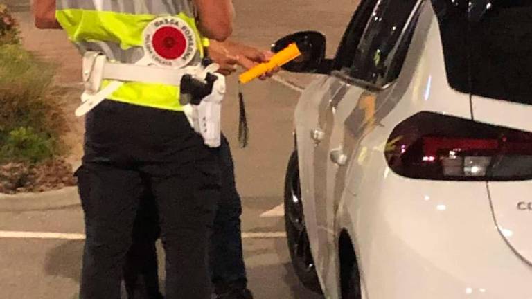 Positiva al test dell’etilometro a Rimini, chiama il padre ma lui arriva più ubriaco di lei: addio patente per entrambi Positiva al test dell’etilometro a Rimini, chiama il padre ma lui arriva più ubriaco di lei: addio patente per entrambi