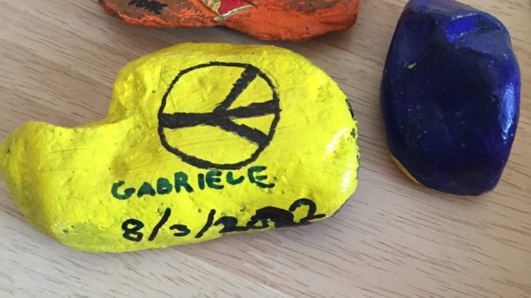 Mercato Saraceno: davanti alle case i sassi colorati dai bambini per la pace Mercato Saraceno: davanti alle case i sassi colorati dai bambini per la pace