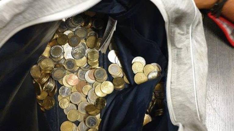 Riccione, arrestato con 2.900 euro rubati dai parcometri Riccione, arrestato con 2.900 euro rubati dai parcometri