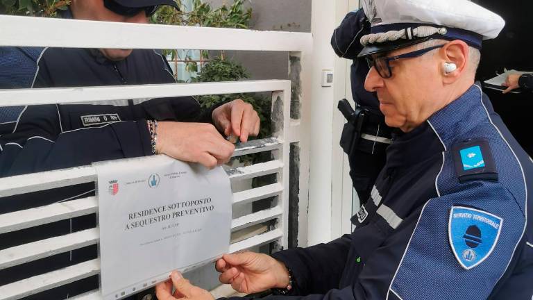 Rimini, il residence delle prostitute finisce sotto sequestro: in manette anche un 90enne Rimini, il residence delle prostitute finisce sotto sequestro: in manette anche un 90enne