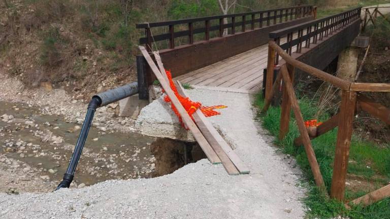 Novafeltria. Ponte pericoloso e vietato ma alcuni ciclisti aprono gli sbarramenti e passano lo stesso Novafeltria. Ponte pericoloso e vietato ma alcuni ciclisti aprono gli sbarramenti e passano lo stesso