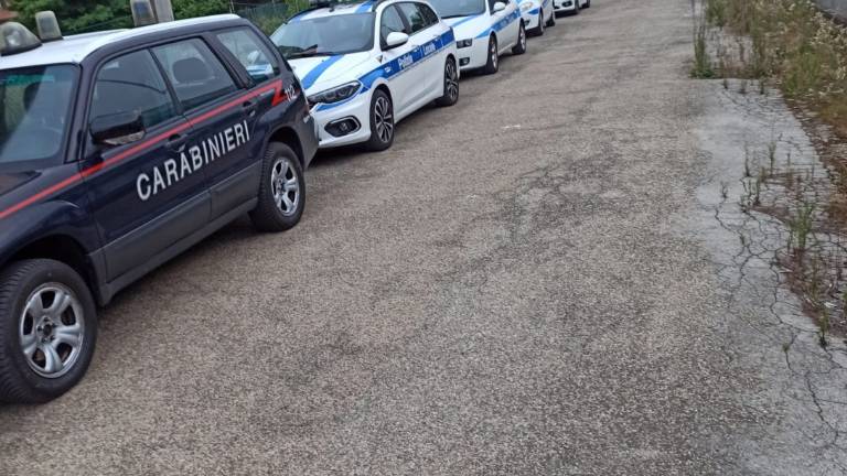 Cesena, in dieci bivaccavano all'ex Sacim: intervengono Polizia e Carabinieri Cesena, in dieci bivaccavano all'ex Sacim: intervengono Polizia e Carabinieri