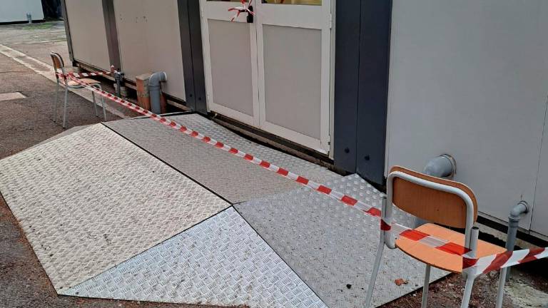 Uno dei container fuori dalla scuola con il bagno chiuso Uno dei container fuori dalla scuola con il bagno chiuso