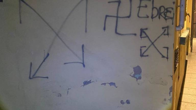 Forlì, svastica e la scritta ebrei su un muro: nei guai 13enni Forlì, svastica e la scritta ebrei su un muro: nei guai 13enni