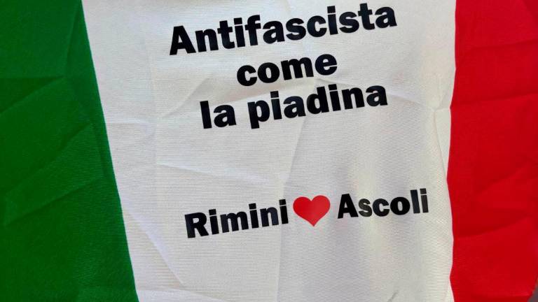 Nelle foto, il presidente di Anpi sezione di Rimini Andrea Caputo mentre Nelle foto, il presidente di Anpi sezione di Rimini Andrea Caputo mentre