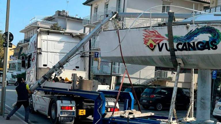 Bellaria, l’albero di una barca a vela si spezza durante il trasporto via terra Bellaria, l’albero di una barca a vela si spezza durante il trasporto via terra