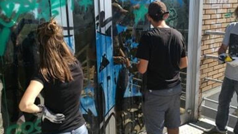 Forlì, ripulite le scritte dal palaRomiti Forlì, ripulite le scritte dal palaRomiti