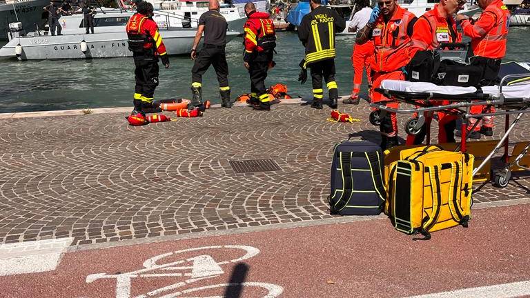 Rimini. Si getta in acqua al porto con l'auto e muore Rimini. Si getta in acqua al porto con l'auto e muore