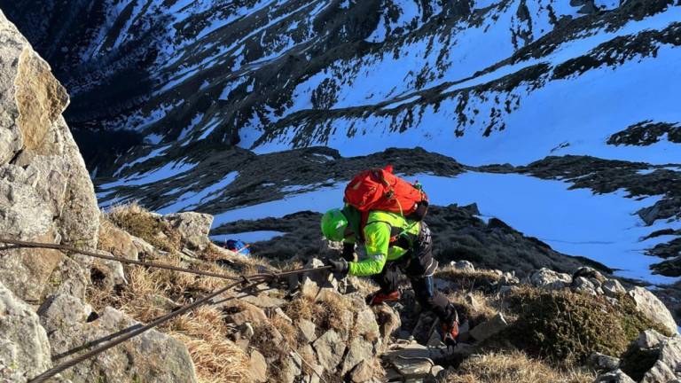 Rischiano di cadere nel dirupo per recuperare il cellulare a Bagno Rischiano di cadere nel dirupo per recuperare il cellulare a Bagno
