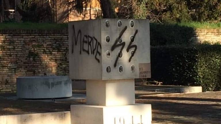 Ravenna, sfregiato con il simbolo delle SS monumento ai martiri della Resistenza Ravenna, sfregiato con il simbolo delle SS monumento ai martiri della Resistenza