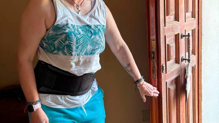Giulia Ruffilli mostra i danni alla porta d’ingresso dell’abitazione Giulia Ruffilli mostra i danni alla porta d’ingresso dell’abitazione