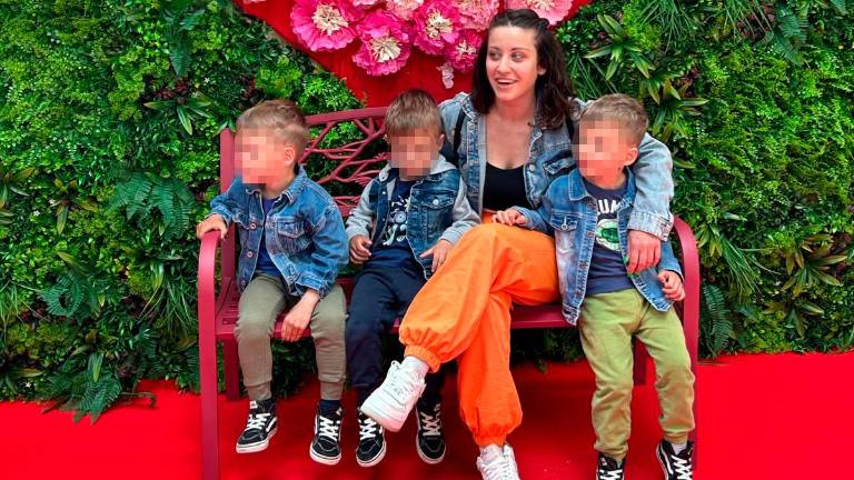 Carmen Botte, 32 anni, con i suoi tre gemelli Carmen Botte, 32 anni, con i suoi tre gemelli