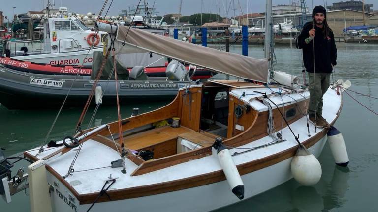 Nicolò Todoli con la sua barca Penelope a Cervia in questi giorni