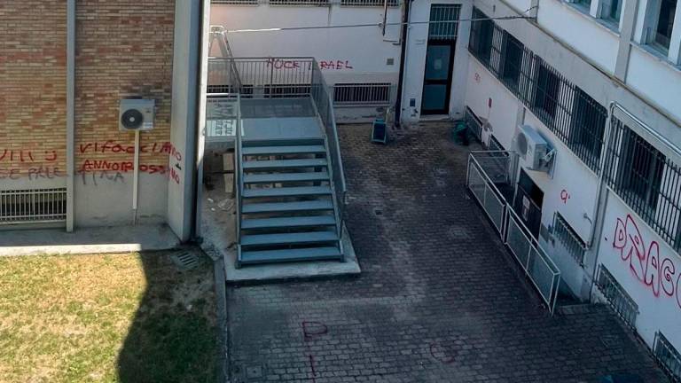 I muri imbrattati nel cortile dell’istituto professionale “Versari Macrelli” I muri imbrattati nel cortile dell’istituto professionale “Versari Macrelli”