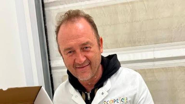 Cesenatico, Ecopesce, la start up del cibo consapevole: “Vidi un pescatore gettare ai gabbiani una cassa piena di alici e mi è nata l’idea” Cesenatico, Ecopesce, la start up del cibo consapevole: “Vidi un pescatore gettare ai gabbiani una cassa piena di alici e mi è nata l’idea”