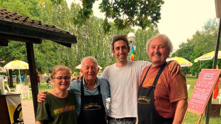 Nella foto, Gianni Mazzotti (il primo da destra) in veste di volontario Arci Nella foto, Gianni Mazzotti (il primo da destra) in veste di volontario Arci