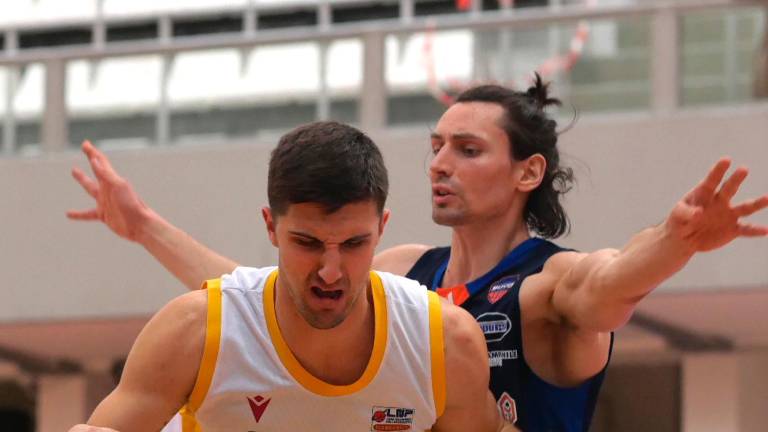 Il pivot dell’OraSì, Tommaso De Gregori, ieri contro Ruvo (foto Fiorentini) Il pivot dell’OraSì, Tommaso De Gregori, ieri contro Ruvo (foto Fiorentini)