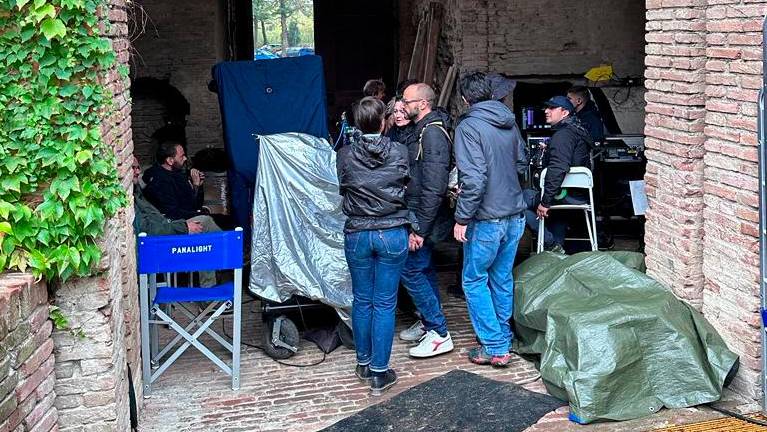Imola. La rocca sforzesca diventa il set per il film “Ma chi ti conosce” Imola. La rocca sforzesca diventa il set per il film “Ma chi ti conosce”