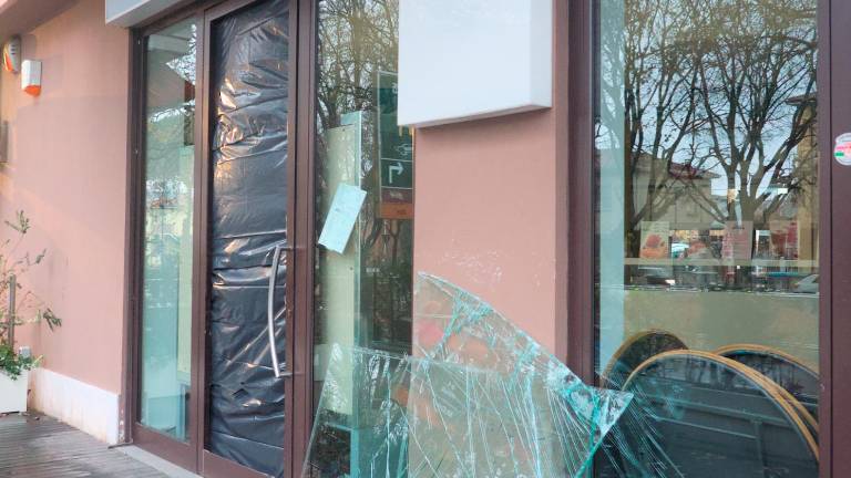 La vetrina distrutta della gelateria (foto Fiorentini) La vetrina distrutta della gelateria (foto Fiorentini)