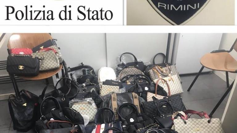 Abusivismo, blitz dei vigili sui bus a Rimini. Sequestrate 50 borse Abusivismo, blitz dei vigili sui bus a Rimini. Sequestrate 50 borse