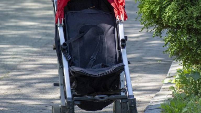 Cesena, si ribalta carrozzina. Bimba di 5 giorni finisce all'ospedale Cesena, si ribalta carrozzina. Bimba di 5 giorni finisce all'ospedale