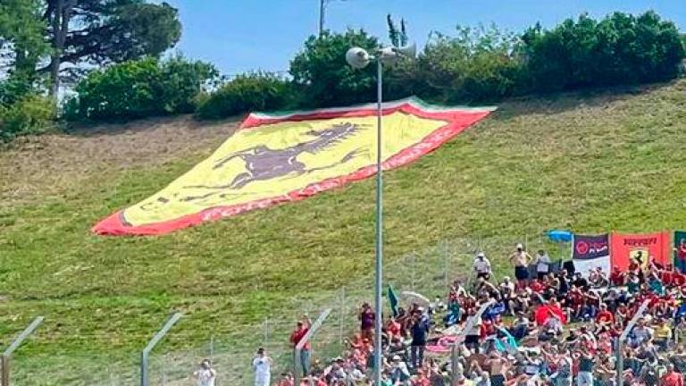 Sparito lo scudo Ferrari dalla curva Tosa a Imola dopo il Gp. Era un simbolo del Cavallino con la firma di tutti i campioni di F1 Sparito lo scudo Ferrari dalla curva Tosa a Imola dopo il Gp. Era un simbolo del Cavallino con la firma di tutti i campioni di F1