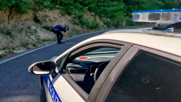 I rilievi della Polizia locale sul luogo della caduta I rilievi della Polizia locale sul luogo della caduta