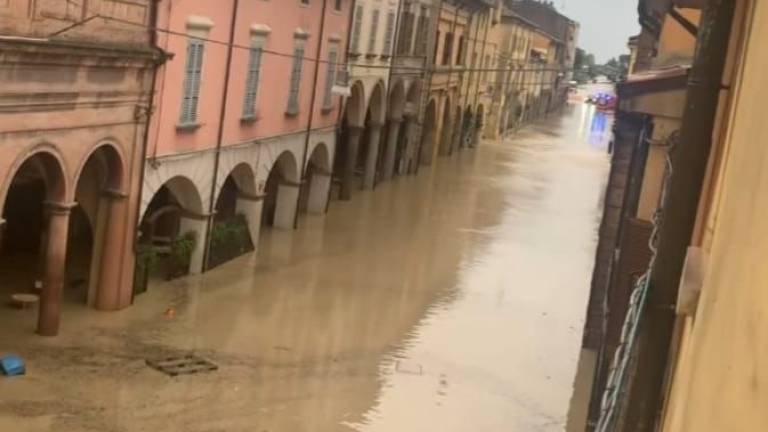 Alluvione Castel Bolognese, sindaco e staff bloccati in municipio liberati di notte dai Marò Alluvione Castel Bolognese, sindaco e staff bloccati in municipio liberati di notte dai Marò