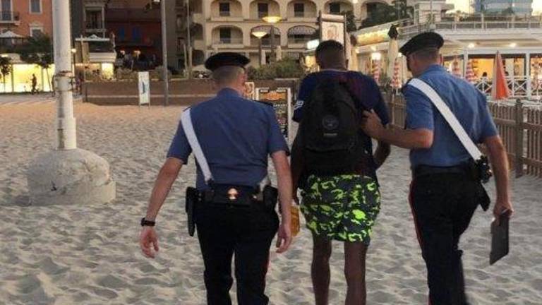 Scoperti e denunciati i vandali della spiaggia: 3 minori riccionesi Scoperti e denunciati i vandali della spiaggia: 3 minori riccionesi