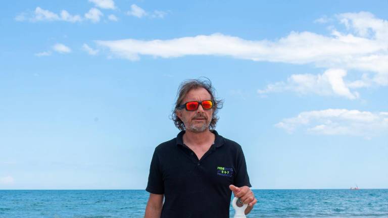Rimini. Nuova ordinanza, boe e blocchi di cemento in mare. Il bagnino: “Già rubato tutto” Rimini. Nuova ordinanza, boe e blocchi di cemento in mare. Il bagnino: “Già rubato tutto”