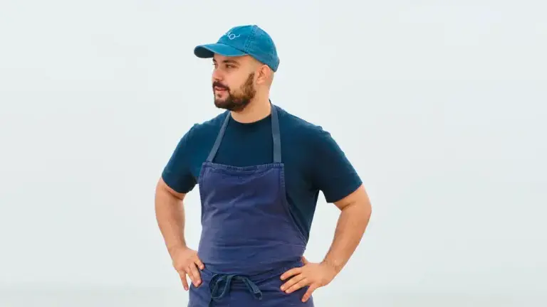 Jacopo Ticchi sugli scogli davanti al Ristorante Da Lucio Jacopo Ticchi sugli scogli davanti al Ristorante Da Lucio