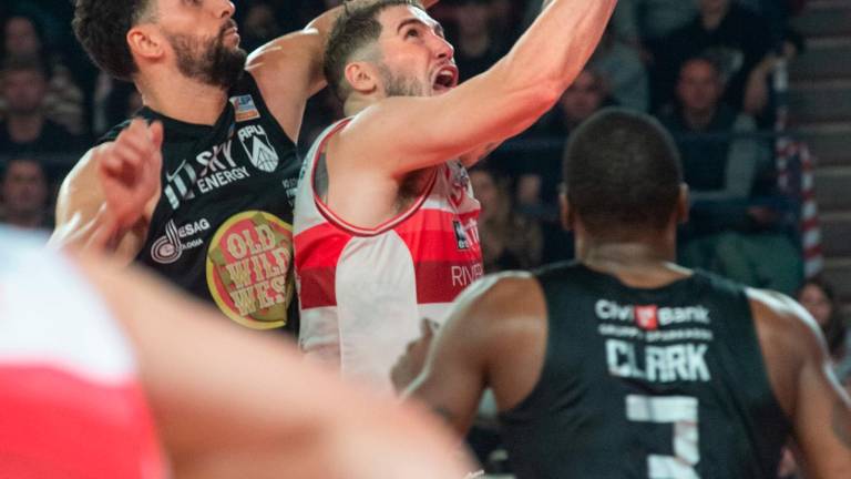 A sinistra la coppia di americani dell’Unieuro, Xavier Johnson e Kadeem Allen, nel vittorioso impegno contro Trieste, a destra il Johnson di Rbr a canestro contro Udine foto Blaco/Morosetti A sinistra la coppia di americani dell’Unieuro, Xavier Johnson e Kadeem Allen, nel vittorioso impegno contro Trieste, a destra il Johnson di Rbr a canestro contro Udine foto Blaco/Morosetti