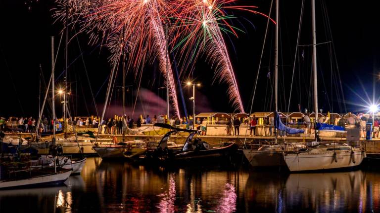 Riccione, fuochi artificiali, rustida e Romagna Mia. Grande successo per la Festa del Bagnino - Gallery Riccione, fuochi artificiali, rustida e Romagna Mia. Grande successo per la Festa del Bagnino - Gallery