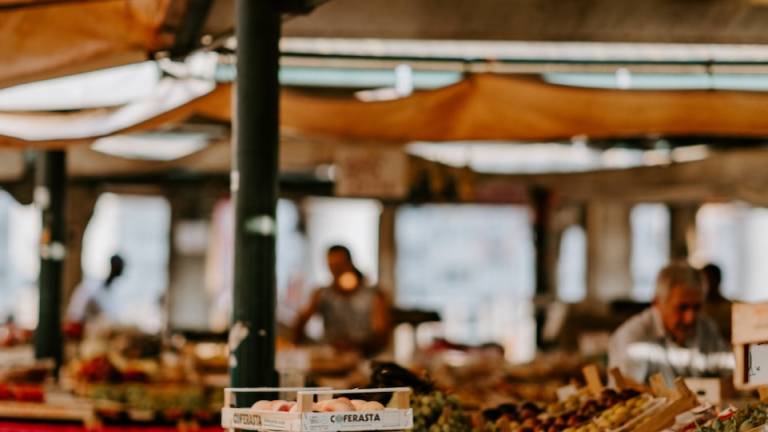 Cotignola, il mercato settimanale si sposta in Piazza Mazzini Cotignola, il mercato settimanale si sposta in Piazza Mazzini