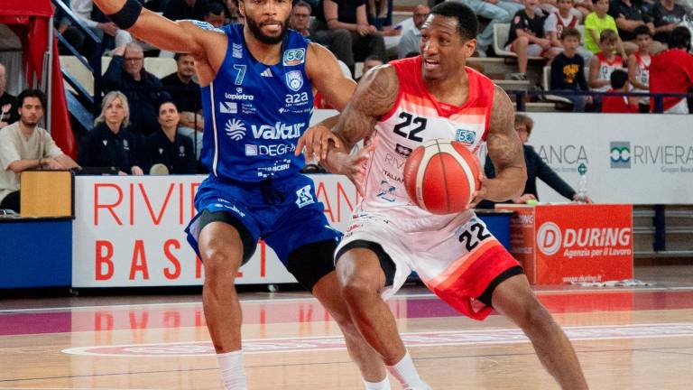 Gerald Robinson contro il play brindisino Isiah Brown nella seconda partita della serie foto tommaso morosetti Gerald Robinson contro il play brindisino Isiah Brown nella seconda partita della serie foto tommaso morosetti