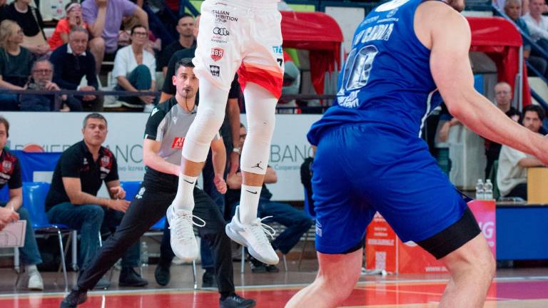 Giovanni Tomassini va al tiro contro Brindisi in garadue foto tommaso morosetti Giovanni Tomassini va al tiro contro Brindisi in garadue foto tommaso morosetti