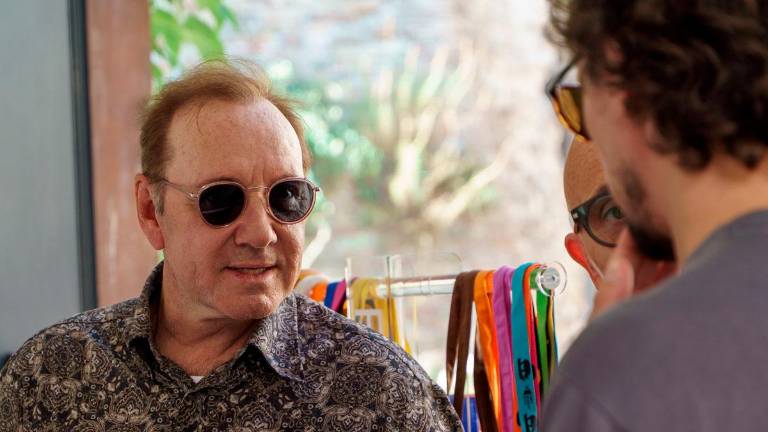 Rimini, Kevin Spacey arriva in bici a sorpresa e visita il Museo Fellini GALLERY Rimini, Kevin Spacey arriva in bici a sorpresa e visita il Museo Fellini GALLERY